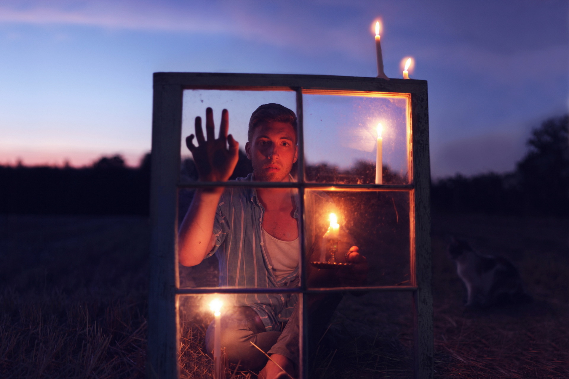 Прощание вечером. Свеча в окне. Свечи для мужчин. Фотосъемка свечей. Фотосессия с зеркалом.